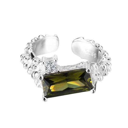 Brillance à l’olive – The Essence of Untamed Elegance
